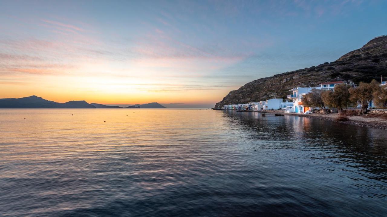 Blue Traditional Boathouse In Klima Klima  Bagian luar foto
